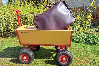 Vereinsfest in Augustusburg nach langer Pause wieder mit dem legendären Tante-Ella-Kofferlauf - Bedingung für den Tante-Ella-Kofferlauf in Augustusburg: Ein Dreierteam mit Handwagen und 20-Kilo-Koffer.