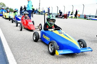 Vereinsfest: Seifenkisten locken Besucher zum Sachsenring - In fantasievollen Seifenkisten geht es am Sonntag auf die Rennstrecke.