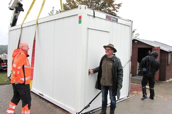 Vereinsheim für Hundesport Geringswalde schwebt ein - Einer der Wohncontainer ist mittels Kran eingeschwebt. Vereinschef Udo Nestler (Mitte) freut sich sichtlich.