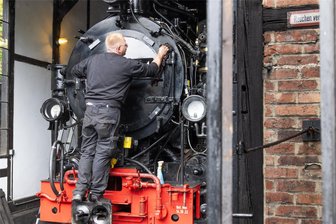 Vereinshöhepunkt zu Pfingsten: In Jöhstadt werden die Dampfloks schon poliert und gewienert - Lokführer Lars Fiedler putzt, wienert und poliert fast jedes Schräubchen der Jöhstädter Dampflokomotiven. Die Schmuckstücke sollen zu Pfingsten schließlich wieder blitzen und glänzen.