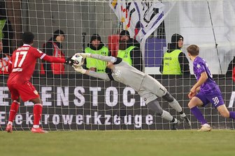 Vereinslegende des FC Erzgebirge Aue wird zum Elfmeter-Killer – Ex-Barca-Talent verschießt - Martin Männel rettete dem FCE erneut einen Punkt, so auch schon zuletzt beim 1:1 in Verl.