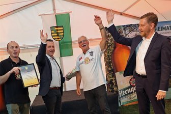 Vereinsrunde im Plauener Vogtlandstadion: Ministerpräsident zeichnet Ehrenamtler aus - Mit einem kräftigen „VVC Olé“ wurde Joachim Krister (zweiter von rechts) zum Ehrenpräsidenten der Carnevalisten ernannt. Sachsens Ministerpräsident Michael Kretschmer (CDU, rechts), Thomas Partike (links) und Jörg Schmidt (CDU) gratulierten.