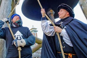 Vereinsziel: Friedensglocke aus Bronze - Schwarzenbergs Türmer Gerd Schlesinger (r.) und Jörg Eller, der in Schwarzenberg als Nachtwächter auftritt, sind die Väter des Projekts Friedensglocke auf dem Fichtelberg. Sie läuten die aus dem Jahr 1920 stammende Stahlgussglocke regelmäßig und haben einen Verein gegründet, der eine neue Glocke aus Bronze anschaffen will. 