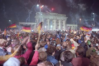 Vereint in Ungleichheit: Hat die CDU den Osten vergessen? - Einig Vaterland? Deutsche aus Ost und West feiern am 3. Oktober 1990 die Wiedervereinigung am Brandenburger Tor in Berlin Heute wächst die Kluft wieder.