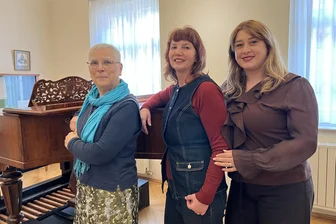 Vereint in Zwickau: Ein Buch, eine Bibliothek und eine sächsisch-georgische Freundschaft fürs Leben - Constanze John (links) mit ihrer georgischen Freundin Khatia (rechts) und deren Kollegin Nino im Robert-Schumann-Haus.