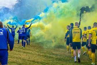 Verfahren gegen Vereine nach Groundhopping-Spiel in Heinsdorfergrund: Warum der Fußball-Silvesterknaller ein Nachspiel hat - Silvester-Fußball in Unterheinsdorf. Die Teams laufen auf den eigens für dieses Groundhopper-Spektakel präparierten alten Fußballplatz, der sonst als Schafweide genutzt wird – solche Plätze und die besondere Atmosphäre bei wiederbelebten Derbys erklären auch die hohen Zuschauerzahlen in der Groundhopper-Szene.