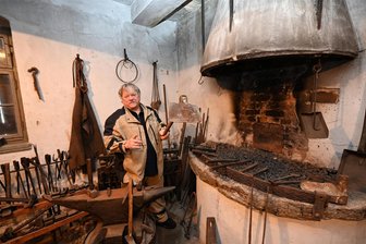 Verfall im Welterbegebiet: Bergschmiede „Beschert Glück“ bei Freiberg fristet trostloses Dasein - Montanwissenschaftler Jens Kugler in der Bergschmiede der Alten Elisabeth/Reiche Zeche. Ihr Ausrüstung wurde in den 1980er-Jahren aus anderen Bergschmieden wie jener vom IV. Lichtloch bestückt.