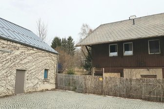 Verfallende Immobilie in Vogtlanddorf wird aufgemöbelt - Das holzummantelte Haus grenzt unmittelbar an die Kulturscheune.