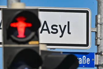Verfassungsgericht mahnt Politik bei Asyl-Grundleistungen - Welche Leistungen Asylbewerber bekommen, ist gesetzlich geregelt. (Archivbild)
