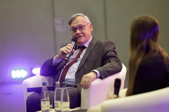 Verfassungsschutz-Präsident tritt in Meerane auf - rechtsextremer Influencer muss draußen bleiben - Dirk-Martin Christian, Präsident des Verfassungsschutzes in Sachsen, war am Freitagabend in der Freiberger-Sporthalle in Meerane Gast des Gesprächsformats „Die da oben“.