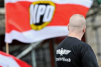 Verfassungsschutz: Rechtsradikale aus Mittelsachsen bilden Netzwerk - Rechtsradikale treten in Mittelsachsen immer häufiger in Erscheinung. An einschlägiger Kleidung sind sie auch hier zu erkennen, aber Fahnen schwenkend wie auf diesem Symbolfoto eher weniger. 