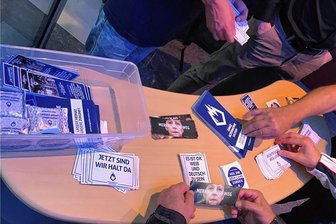 Verfassungsschutz stuft AfD-Nachwuchs auch in Sachsen als rechtsextremistisch ein - Infostand der Jungen Alternativen auf einer Wahlkampfveranstaltung der AfD im Jahr 2021. Die JA warb mit Parolen wie "Hol dir dein Land zurück" und "Es ist okay, weiß und deutsch zu sein". Foto: Oliver Hach