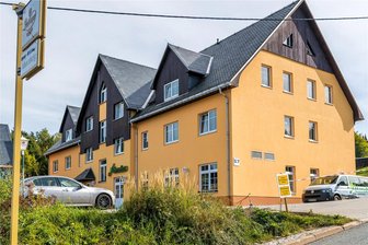 Verfassungsschutz über „Indigene Germaniten“ in Seiffen: „Es handelt sich um gefährliche Extremisten“ - Das ehemalige Hotel Ahornberg befindet sich nun in Besitz des „Indigenen Volkes Germaniten“.