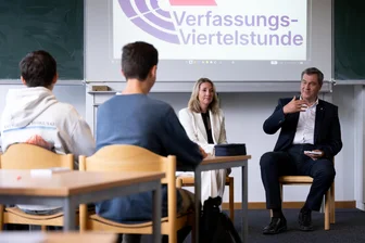 Verfassungsviertelstunde an Sachsens Schulen? Staatsbürgerkunde 2.0 braucht nun wirklich niemand - Bayern machte den Auftakt, nun zieht Thüringen zunächst mit einem Modellprojekt nach. Aber was bewirkt eine „Verfassungsviertelstunde“ wirklich?