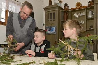 „Verflixt und zugenäht“ zum Mitmachen im Vogtland - Rico Kuharsky zeigt, wie früher aus der Spitze eines ausgedienten Weihnachtsbaums ein Quirl geschnitzt wurde.