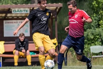 Verfolger geht auf Torejagd - Nicht zu bremsen: Oliver Petermann vom TSV Großwaltersdorf/Eppendorf (r.) war am Sonntag gleich viermal erfolgreich.