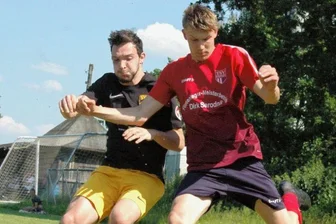 Verfolger wittert Morgenluft - Tom Liebers (l.), hier gegen Lenny Tom Oehme, hielt mit den Geringswalder Fußballern dem Großwaltersdorfer Druck stand. Am kommenden Sonntag kommt es zum Gipfeltreffen in der Mittelsachsenliga.