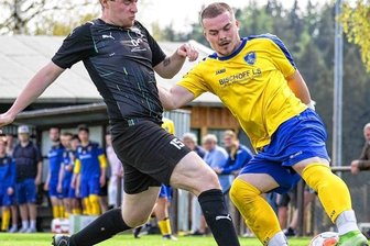 Verfolgern scheint die Puste auszugehen - Der Bad Brambacher Florian Schurgott (links), hier im Zweikampf mit dem Reichenbacher Timon Zipkat, sorgte mit seinem Eigentor zum 0:2 für die Vorentscheidung im Spitzenspiel. 