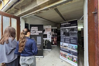 Verfolgt und vernichtet: Ausstellung erinnert an das Schicksal einer Zschopauer Familie - Einige Zschopauer Gymnasiasten durften schon am Montagvormittag einen Blick in die Garagen-Ausstellung werfen.