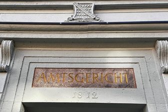 Verfolgungsfahrt durch Oelsnitz und viele Vorstrafen: Richterin greift durch - Das Amtsgericht in Stollberg war jetzt Verhandlungsort für einen 46-Jährigen aus dem Erzgebirge. Sein langes Vorstrafenregister führte dazu, dass ihm eine Bewährungsstrafe verwehrt blieb. Das Urteil: 1 Jahr Haft.