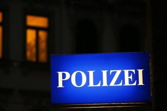 Verfolgungsfahrt endet am Baum - Eine Verfolgungsjagd mit der Polizei hat sich am Samstagnachmittag ein Mercedes-Fahrer (51) von Wittgensdorf über Taura und Markersdorf in Richtung Chemnitz geliefert.