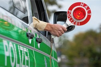 Verfolgungsfahrt in Mülsen findet jähes Ende - Wer die Kelle bekommt, sollte den Anweisungen der Beamten folgen. Sonst kann es ein schlimmes Ende nehmen.