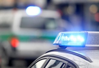 Verfolgungsjagd: Flüchtender Audi fährt gegen Stromkasten - Bei seiner Flucht vor der Polizei ist ein 47-jähriger Audi-Fahrer am Montagabend in Meerane gegen einen Stromkasten gefahren. 