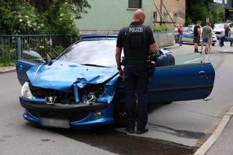 Verfolgungsjagd im Erzgebirge endet mit Unfall: Autofahrer durchbricht Polizeisperre – B 101 gesperrt - Bei dem Unfall auf der B 101 in Lauter ist der Pkw sichtbar beschädigt worden.