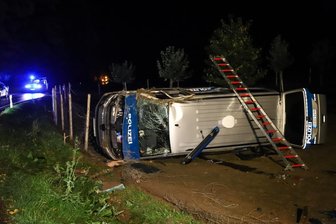 Drei Polizisten wurden bei dem Unfall verletzt
