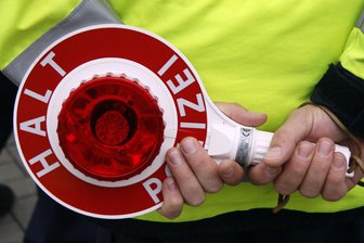 Verfolgungsjagd mit frisierter Simson - Ein 16-jähriger Simson-Fahrer hat sich am Donnerstagnachmittag mit der Polizei eine Verfolgungsjagd geleistet.