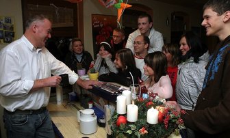 Verführte Kinder und ein Millionen-Erpresser - 
              <p class="artikelinhalt">Christoph Ullmann (links) und Sandra Klötzer (2. von links) zusammen mit Jugendlichen im Jugendcafé des Blauen Kreuzes an der Hegelstraße.</p>
            