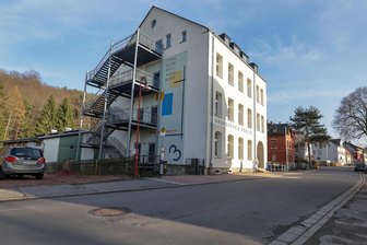 Vergabe „mit Beigeschmack“: Zuschlag für Firma des Lichtensteiner Bürgermeisters - An der Grundschule Rödlitz ist eine Suchschachtung erforderlich, die jetzt vergeben wurde. l