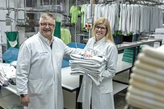Vergabepraxis kontra Mittelstand: Textilreinigungs-Chef aus Auerbach fordert Umdenken in Amtsstuben - Die Doppelspitze der Textilpflege GmbH Auerbach gibt sich zuversichtlich. Die beiden Geschäftsführer Uwe und Nadine Lorenz haben promoviert und verfügen über eine Reihe gut ausgebildeter Fachleute. Und dennoch ist der harte Wettbewerb für die letzte großen Textilreinigungsfirma im Vogtland auch ein Überlebenskampf.
