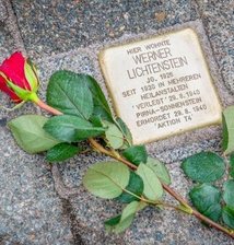Vergast mit 14: Flöhas erster Stolperstein erinnert an NS-Opfer - Der Stolperstein erinnert an das Schicksal von Werner Lichtenstein aus Flöha. 