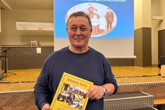 Vergessene Dörfer, stillgelegte Bahnlinie: Ein Abend voller Geschichten und Erinnerungen im Erzgebirge - Romeo Bräuer findet mit seinem Buch über verschwundene Dörfer im Erzgebirge ein breites Publikum.