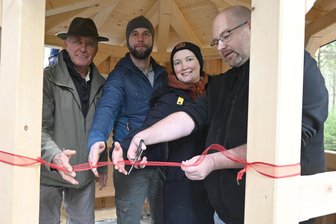 Vergessene Heilquelle im Vogtland jetzt wieder ein Schmuckstück - „Quellwasser marsch!“: Siegfried Werner, Ronny Muck, Julia Seidel und Torsten Schnurre (von links) bei der Einweihung der sanierten Waldquelle.
