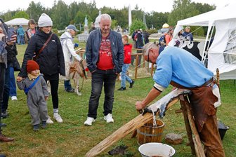 „Vergessene Künste“ lockten viele Besucher in die Miniwelt in Lichtenstein - Hobby-Gerber Sven Köckeritz zeigte, wie Tierhäute und Felle verarbeitet werden.