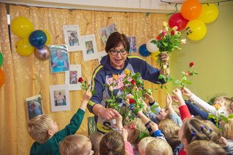 „Vergesst nicht das Kindliche in euch“: Langjährige Erzieherin in Bad Elster verabschiedet sich - Andrea Höhler geht in den Ruhestand. Zur Verabschiedung in der Kita Elsternest bekam sie von den Kindern Blumen überreicht.
