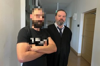 Vergewaltigung, sexuelle Nötigung, Körperverletzung: Erzgebirger zeigt vor Gericht doch noch Reue und entgeht so der Haft - Der Angeklagte mit seinem Verteidiger Jan Martin im Landgericht Chemnitz.