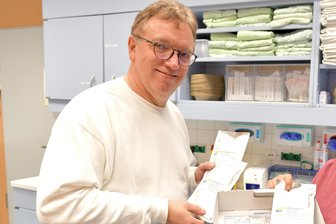 „Vergewaltigungsdroge“ im Visier: Wie das Freiberger Krankenhaus Opfern hilft - Ralf Walper mit einem Spurensicherungs-Kit, welches in der Notaufnahme des Freiberger Krankenhauses verwendet wird.