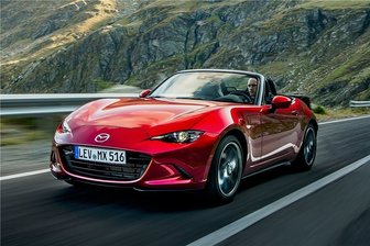 Vergnügen oben ohne - Auch den jetzt überarbeiteten Roadster MX-5 baut Mazda weiterhin mit Softtop oder mit versenkbarem festen Dach.