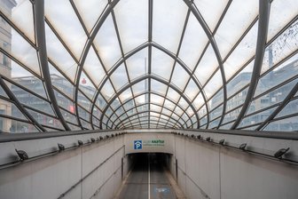 Vergünstigte Parkhaus-Stellplätze für Chemnitzer AfD-Stadträte? Was bisher bekannt ist - Ein Hingucker: Die Einfahrt zum Parkhaus an der einstigen Galeria Kaufhof in Chemnitz. Stadträte der AfD sollen dort Stellplatz-Verträge zu deutlich vergünstigten Konditionen unterzeichnet haben. Die Fraktion dementiert.