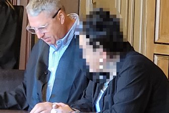 Verhängnisvolle Affäre mit einer Justiz-Sekretärin? Prozess um Testament-Fälschung in Zwickau immer skurriler - Verteidiger Nils Hulinsky wirft der Staatsanwaltschaft vor, ein Leck zu haben.