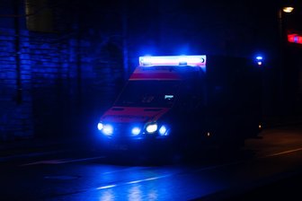 Verhängnisvolle Feuerwerkskörper: Tödliche Explosion in Hartha - In Hartha ist ein Mann gestorben, nachdem er ein Feuerwerk gezündet hatte.