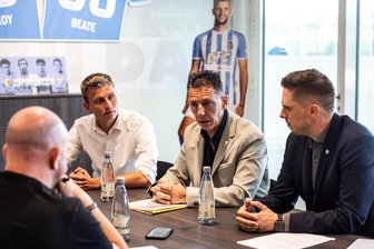 Verhärtete Fronten nach Umbauplänen beim Chemnitzer FC: Nachwuchstrainer klagen gegen ihre Entlassungen - Unmittelbar vor der Mitgliederversammlung des Chemnitzer FC am vergangenen Dienstag saß „Freie Presse“-Redakteur Thomas Reibetanz mit Vorstandsmitglied Franz Gebhart, Vorstandschef Helmut Brunhuber und Aufsichtsratschef Norman Löster (von links) beim Interview zusammen.