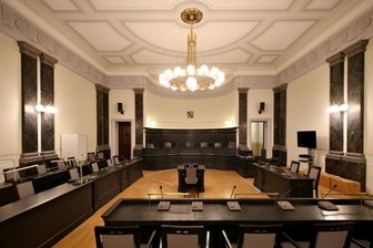 Verhandlung gegen Einbrecherbande in Zwickau: Warum der Prozess wohl platzt und was Corona damit zu tun hat - Blick in den Gerichtssaal des Zwickauer Landgerichts (Archivbild).