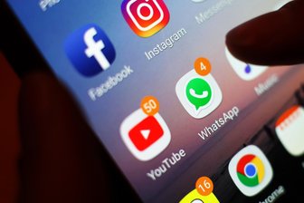 Verhandlung gegen Polizisten aus Landkreis Zwickau: Whatsapp-Nachrichten bringen Beamten auf die Anklagebank - Ein Polizist, der dienstliche Nachrichten per Whatsapp an seine Partnerin weitergeleitet hat, wurde vom Amtsgericht wegen Verletzung von Dienstgeheimnissen verwarnt.