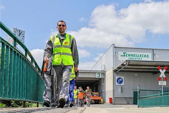 Verhandlungen gescheitert: Schnellecke-Beschäftigte in Glauchau und Zwickau streiken erneut - Erster Warnstreik vor einer Woche: In Glauchau fordern Beschäftigte ebenso viel Inflationsausgleichsprämie wie ihre Kollegen im Westen.