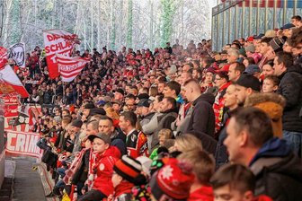 Verhandlungen zum Mietvertrag: Was die Crimmitschauer Eispiraten bezahlen wollen und was die Stadt verlangen kann - Die Eispiraten Crimmitschau gehören zu den Hauptnutzern des Kunsteisstadions im Sahnpark. Sie lockten in der Saison 2022/23 mehr als 60.000 Besucher an. 