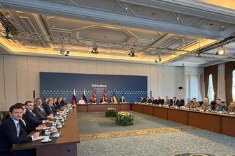 Verhandlungen zum Ukraine-Krieg: Große Verspätung, kurze Sitzung - Unter türkischer Vermittlung verhandeln die Delegationen aus Russland und der Ukraine im Istanbuler Ciragan-Palast.